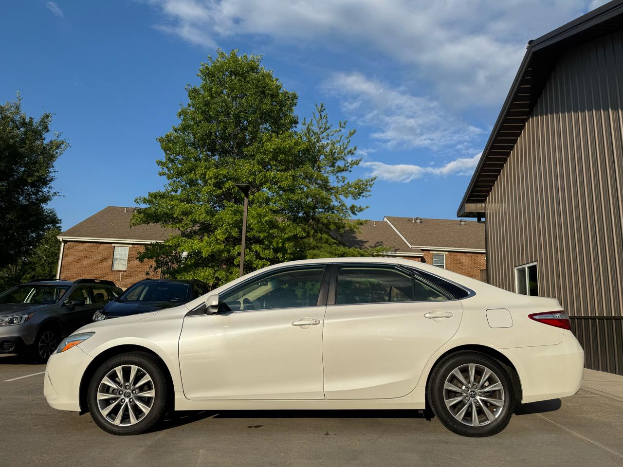 Toyota Camry 4dr Sdn I4 Auto XLE (Natl) 2015