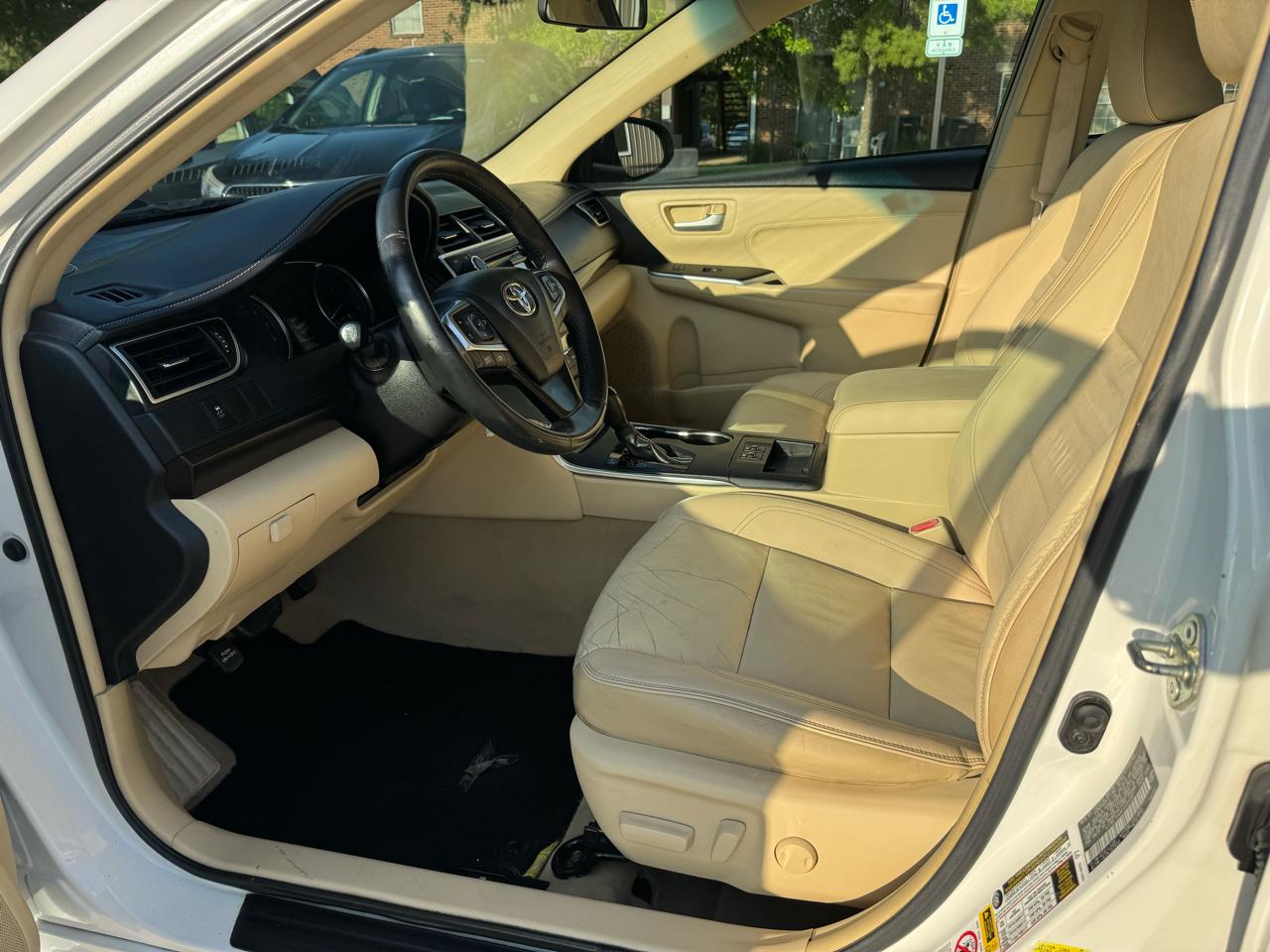 Toyota Camry 4dr Sdn I4 Auto XLE (Natl) 2015