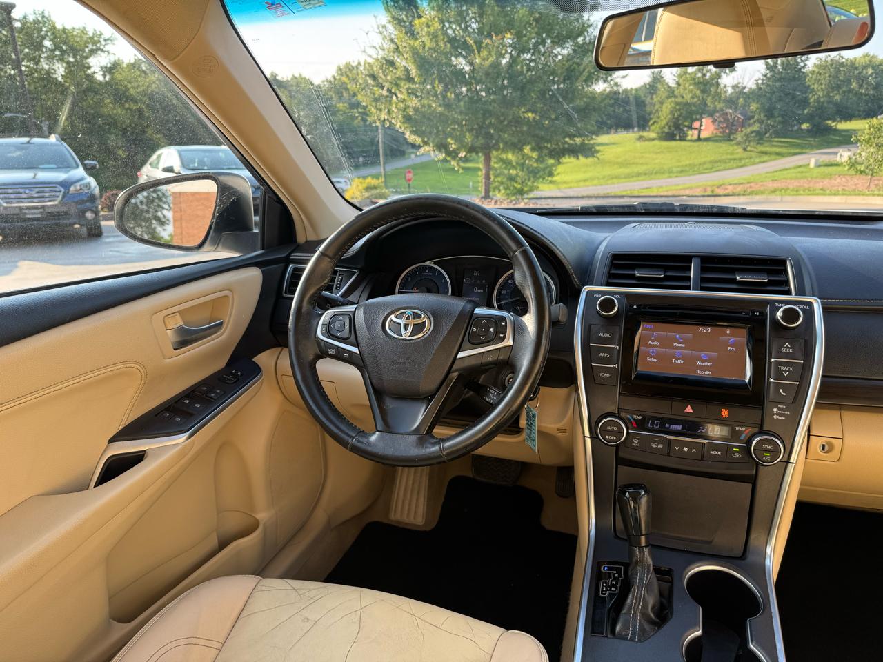 Toyota Camry 4dr Sdn I4 Auto XLE (Natl) 2015