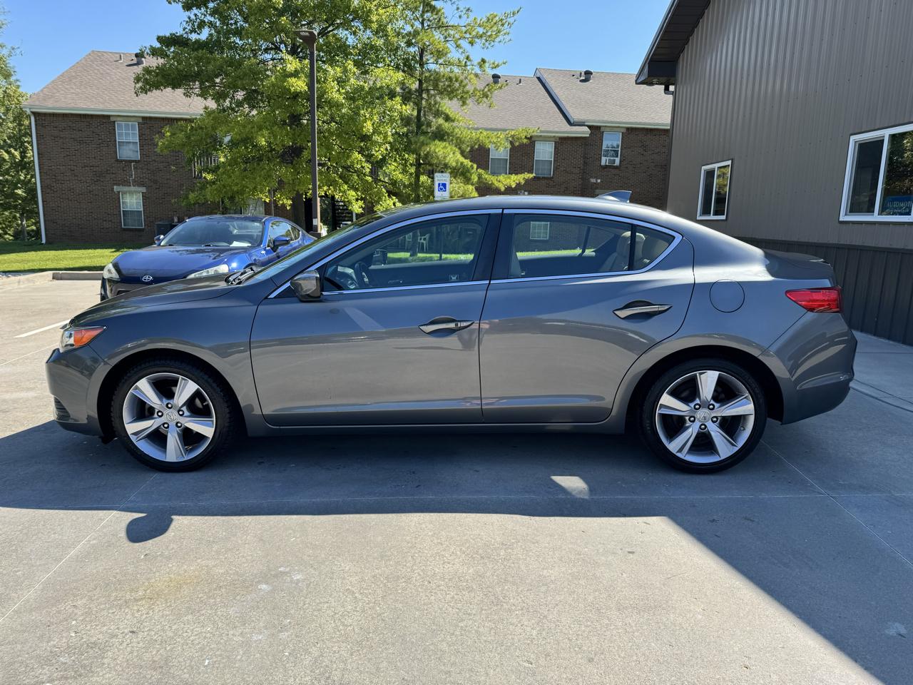 Acura ILX 4dr Sdn 2.0L Tech Pkg 2013