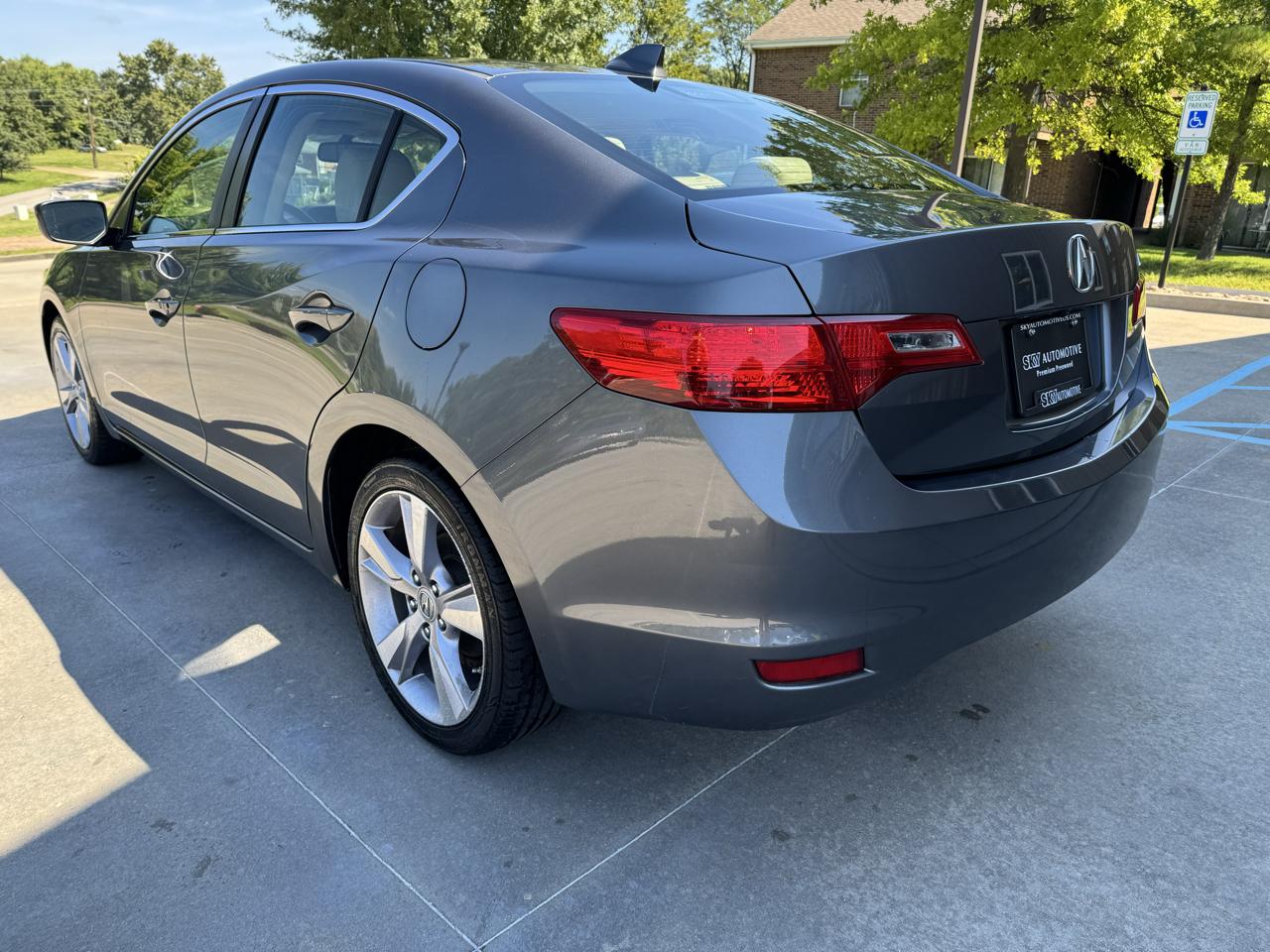 Acura ILX 4dr Sdn 2.0L Tech Pkg 2013