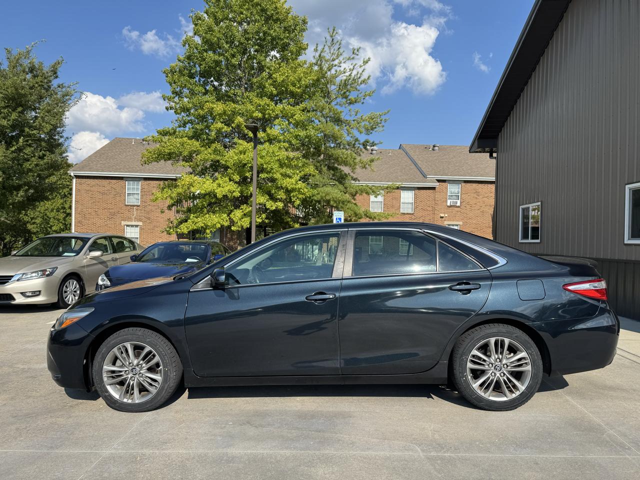 Toyota Camry 4dr Sdn I4 Auto XLE (Natl) 2015