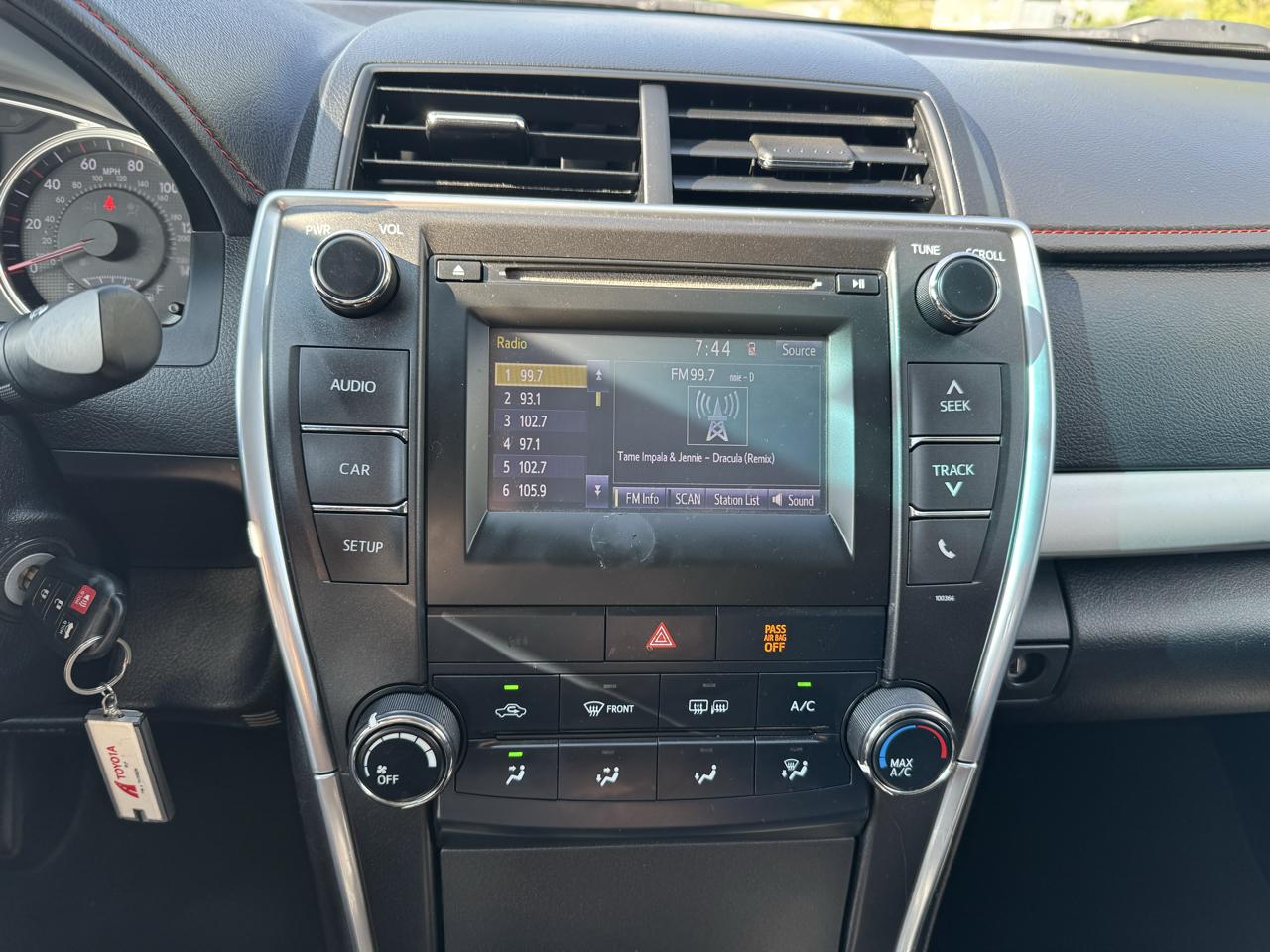 Toyota Camry 4dr Sdn I4 Auto XLE (Natl) 2015