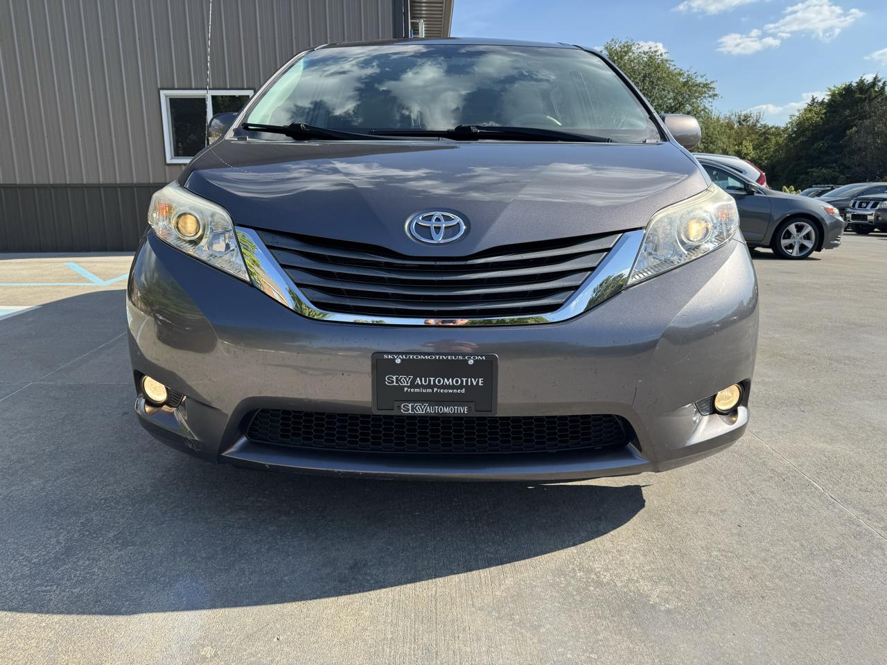 Toyota Sienna 5dr 8-Pass Van V6 XLE FWD (Natl) 2014