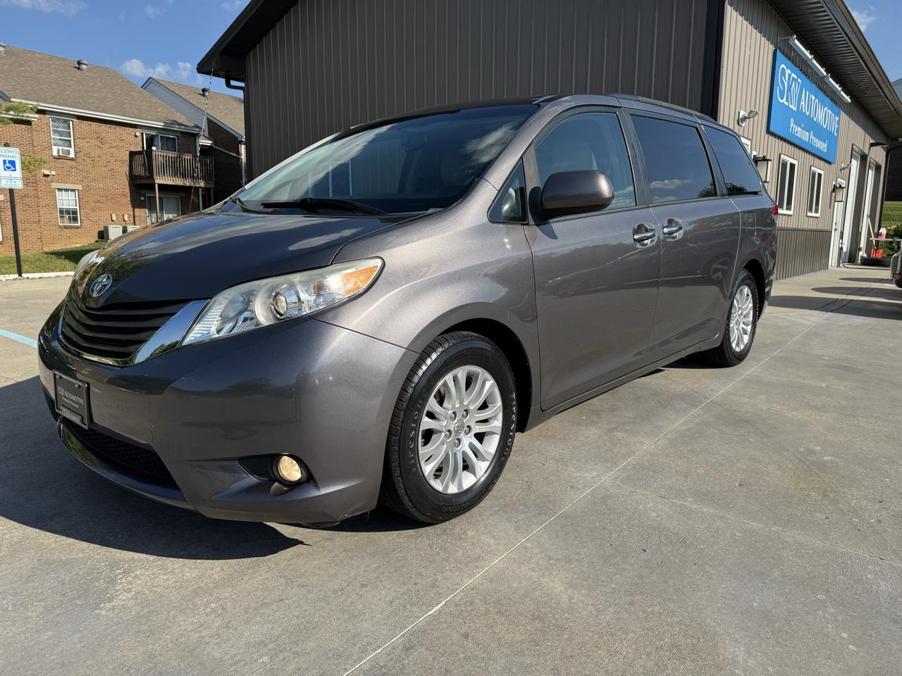 Toyota Sienna 5dr 8-Pass Van V6 XLE FWD (Natl) 2014