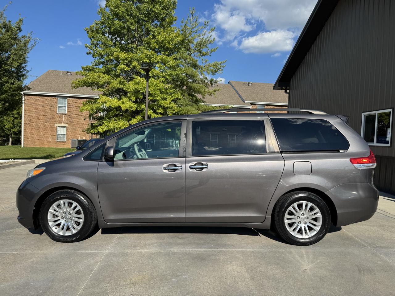 Toyota Sienna 5dr 8-Pass Van V6 XLE FWD (Natl) 2014