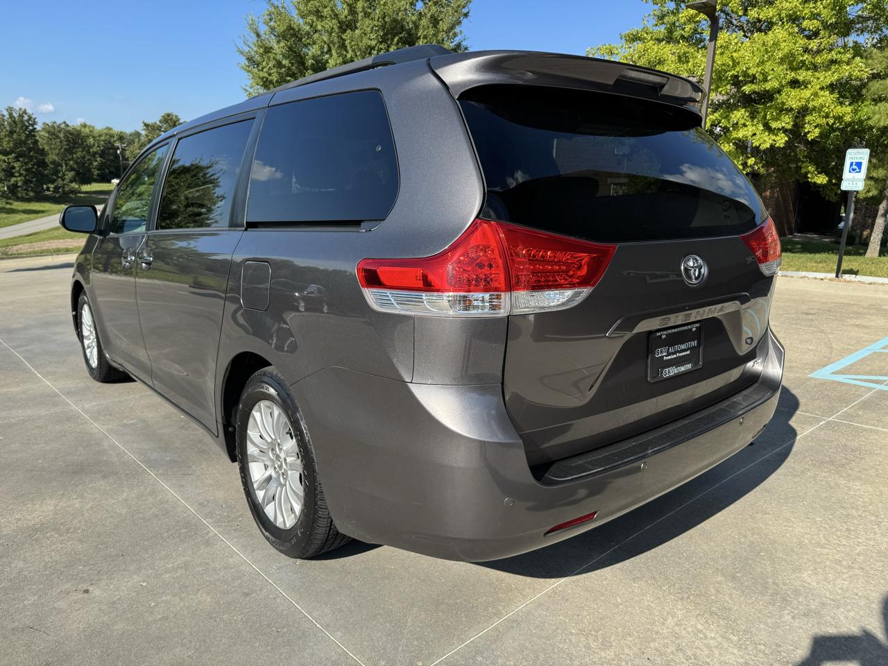 Toyota Sienna 5dr 8-Pass Van V6 XLE FWD (Natl) 2014