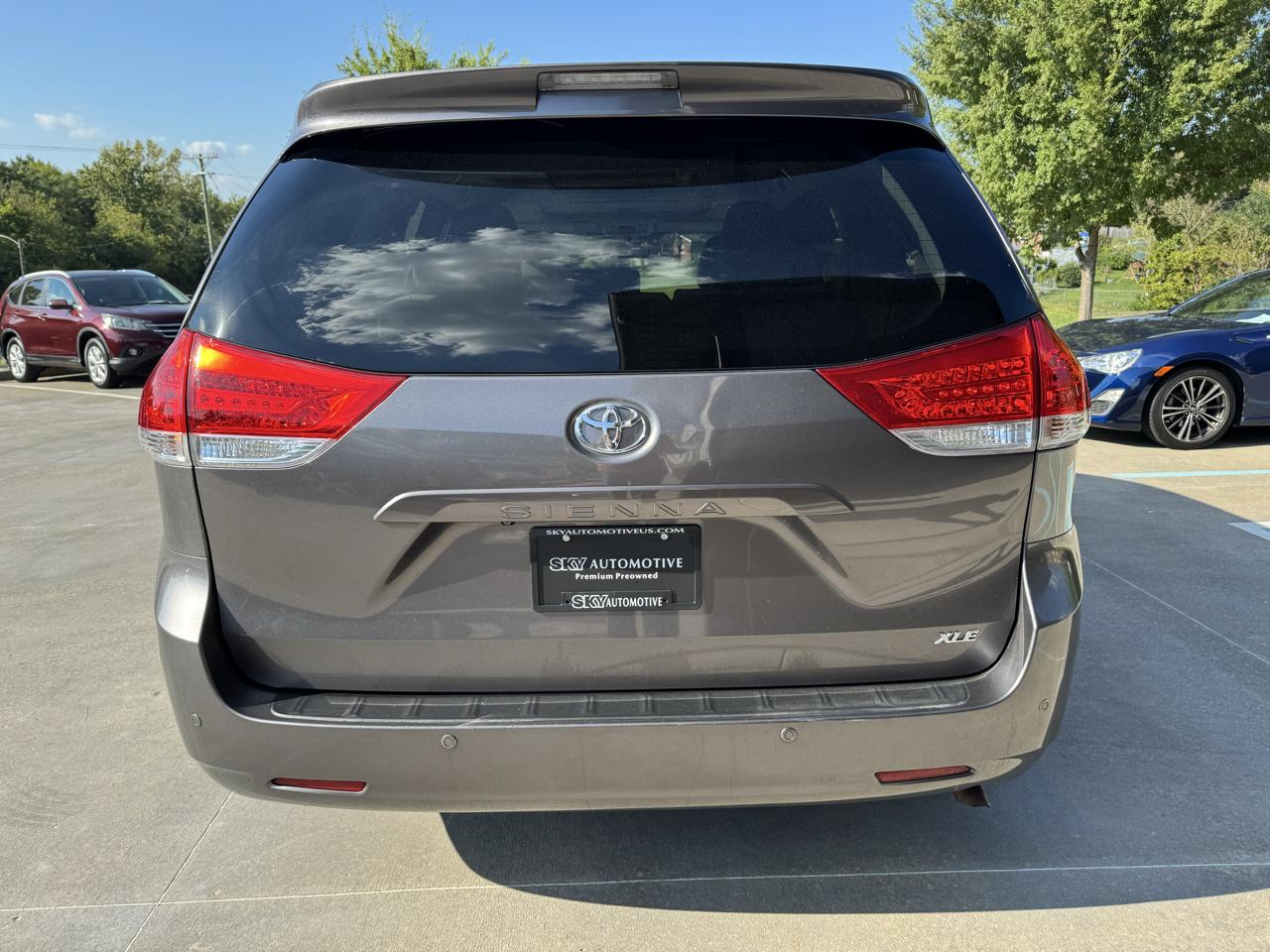 Toyota Sienna 5dr 8-Pass Van V6 XLE FWD (Natl) 2014
