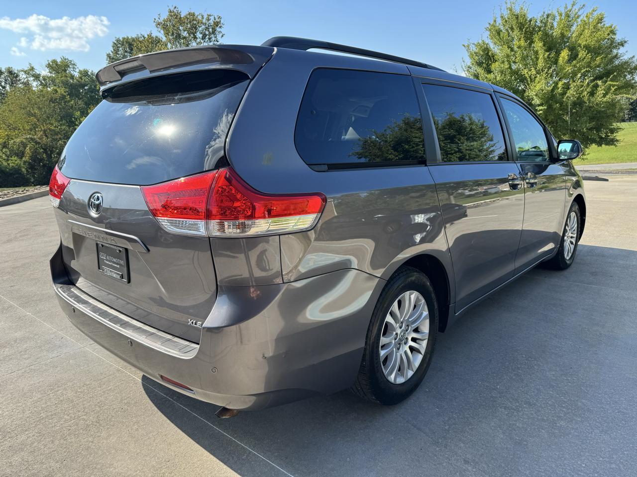 Toyota Sienna 5dr 8-Pass Van V6 XLE FWD (Natl) 2014