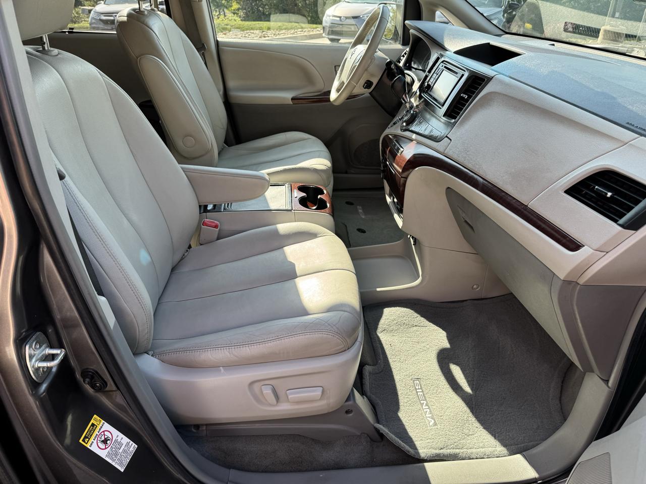 Toyota Sienna 5dr 8-Pass Van V6 XLE FWD (Natl) 2014