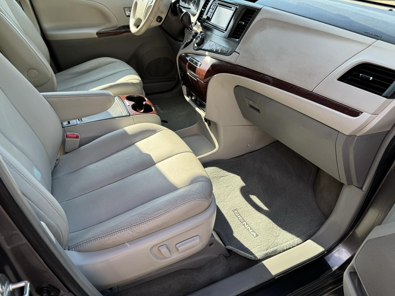 Toyota Sienna 5dr 8-Pass Van V6 XLE FWD (Natl) 2014