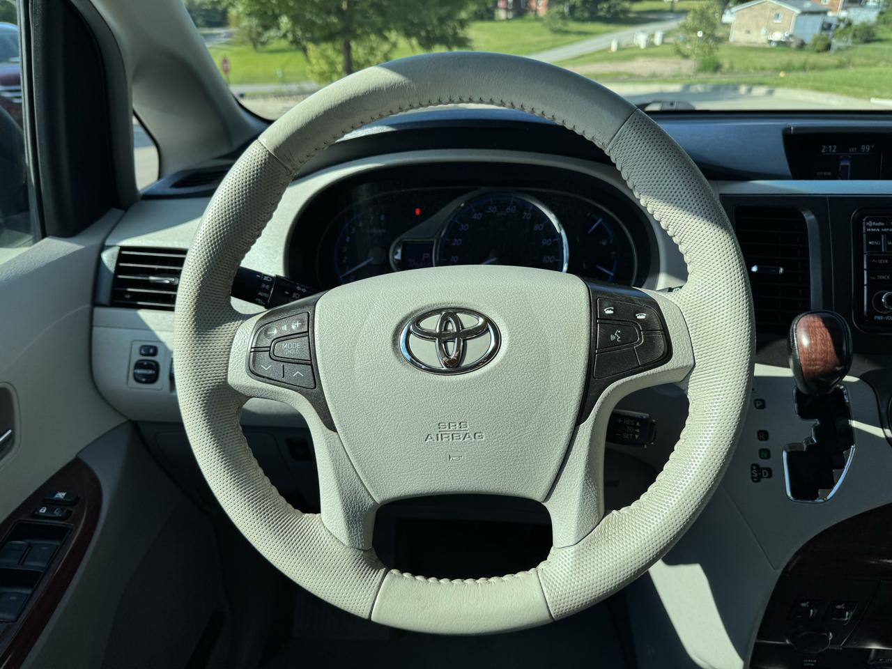 Toyota Sienna 5dr 8-Pass Van V6 XLE FWD (Natl) 2014