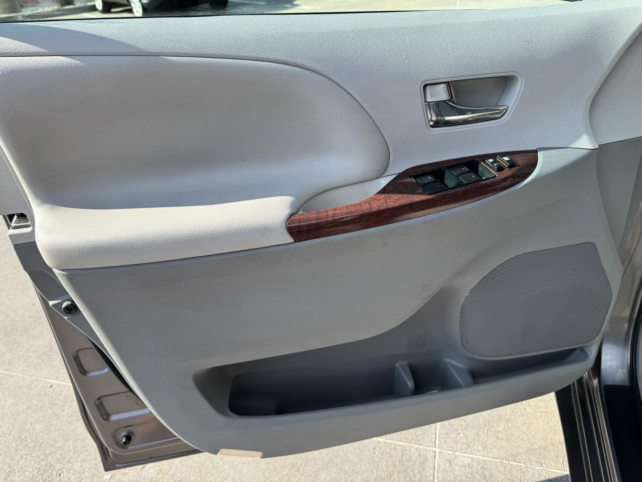 Toyota Sienna 5dr 8-Pass Van V6 XLE FWD (Natl) 2014