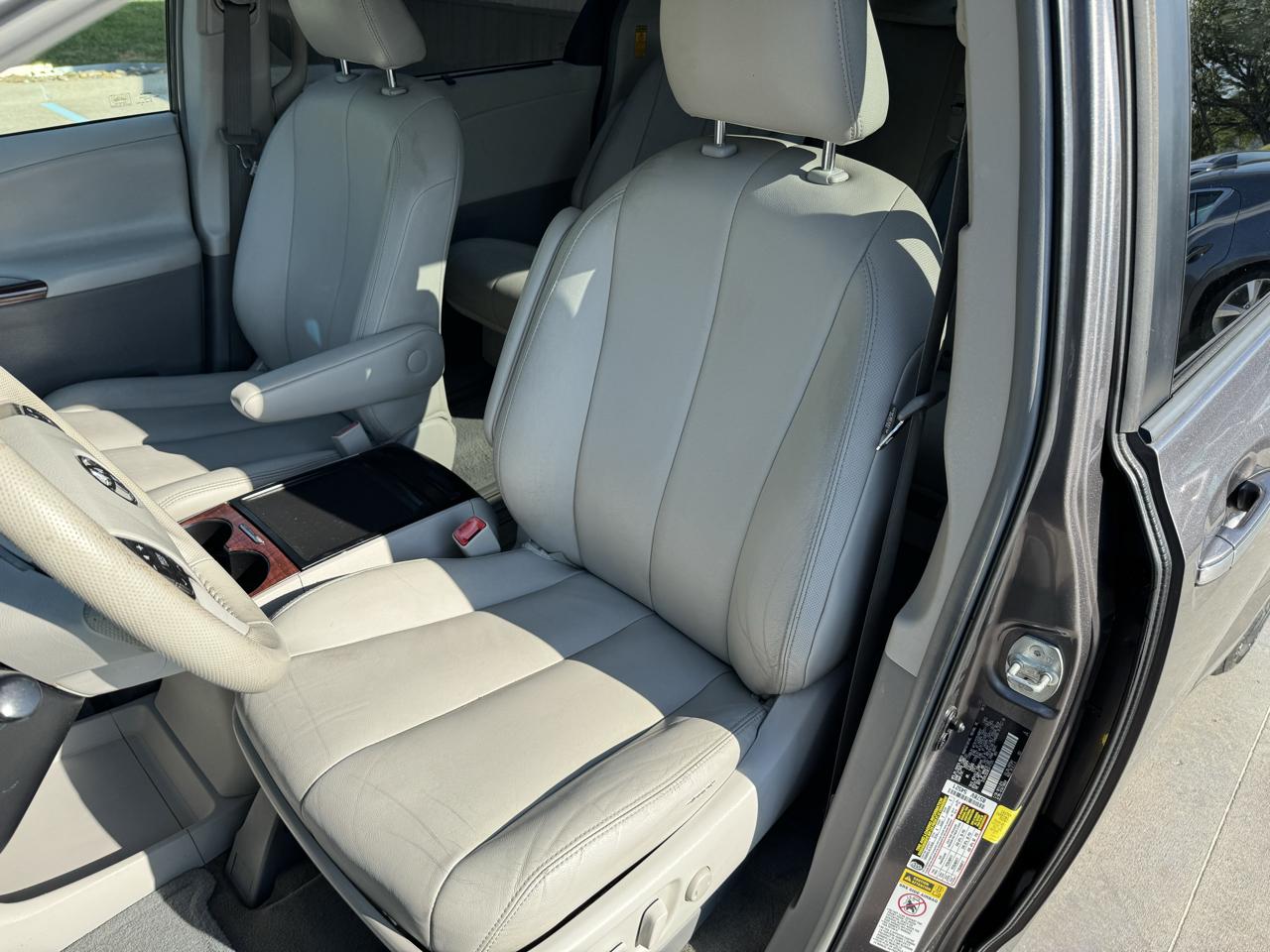 Toyota Sienna 5dr 8-Pass Van V6 XLE FWD (Natl) 2014