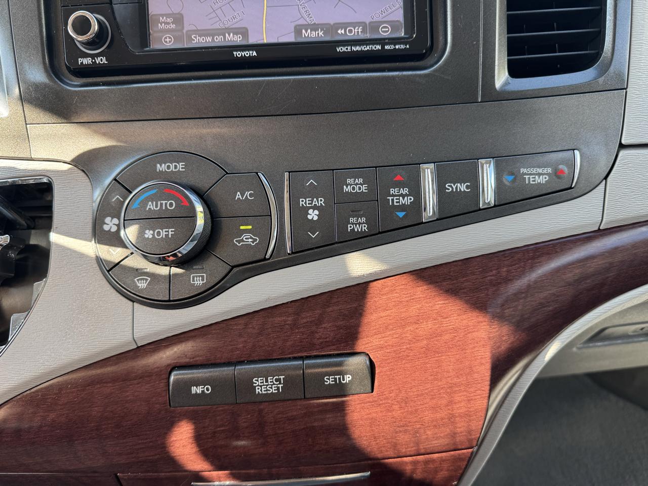 Toyota Sienna 5dr 8-Pass Van V6 XLE FWD (Natl) 2014
