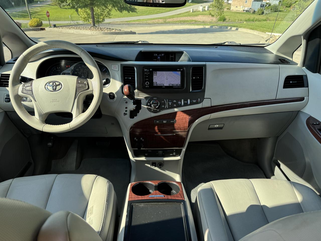 Toyota Sienna 5dr 8-Pass Van V6 XLE FWD (Natl) 2014