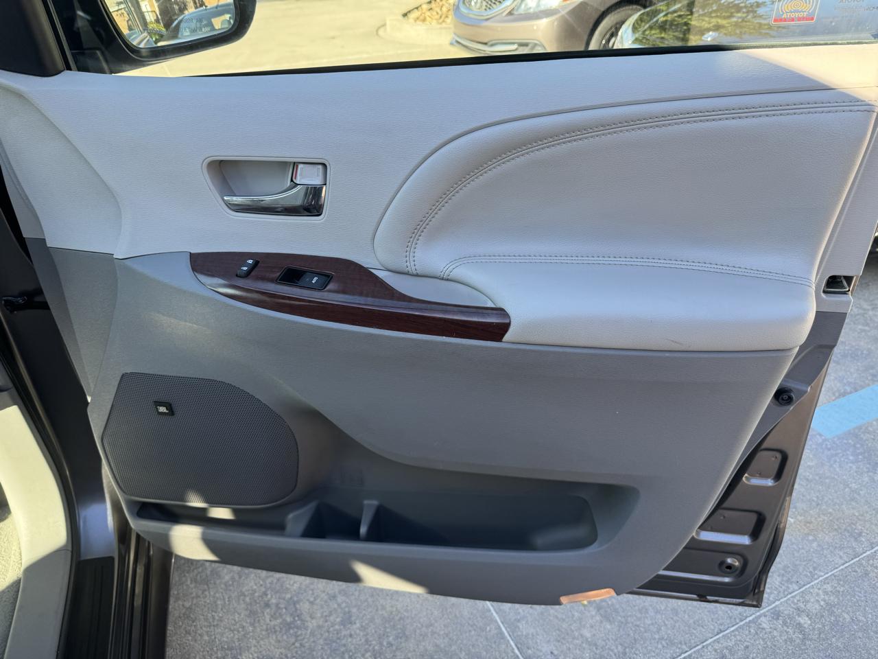 Toyota Sienna  2011