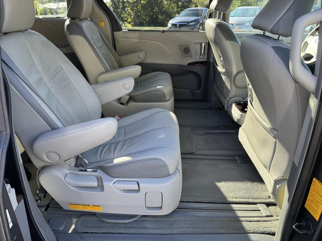 Toyota Sienna  2011