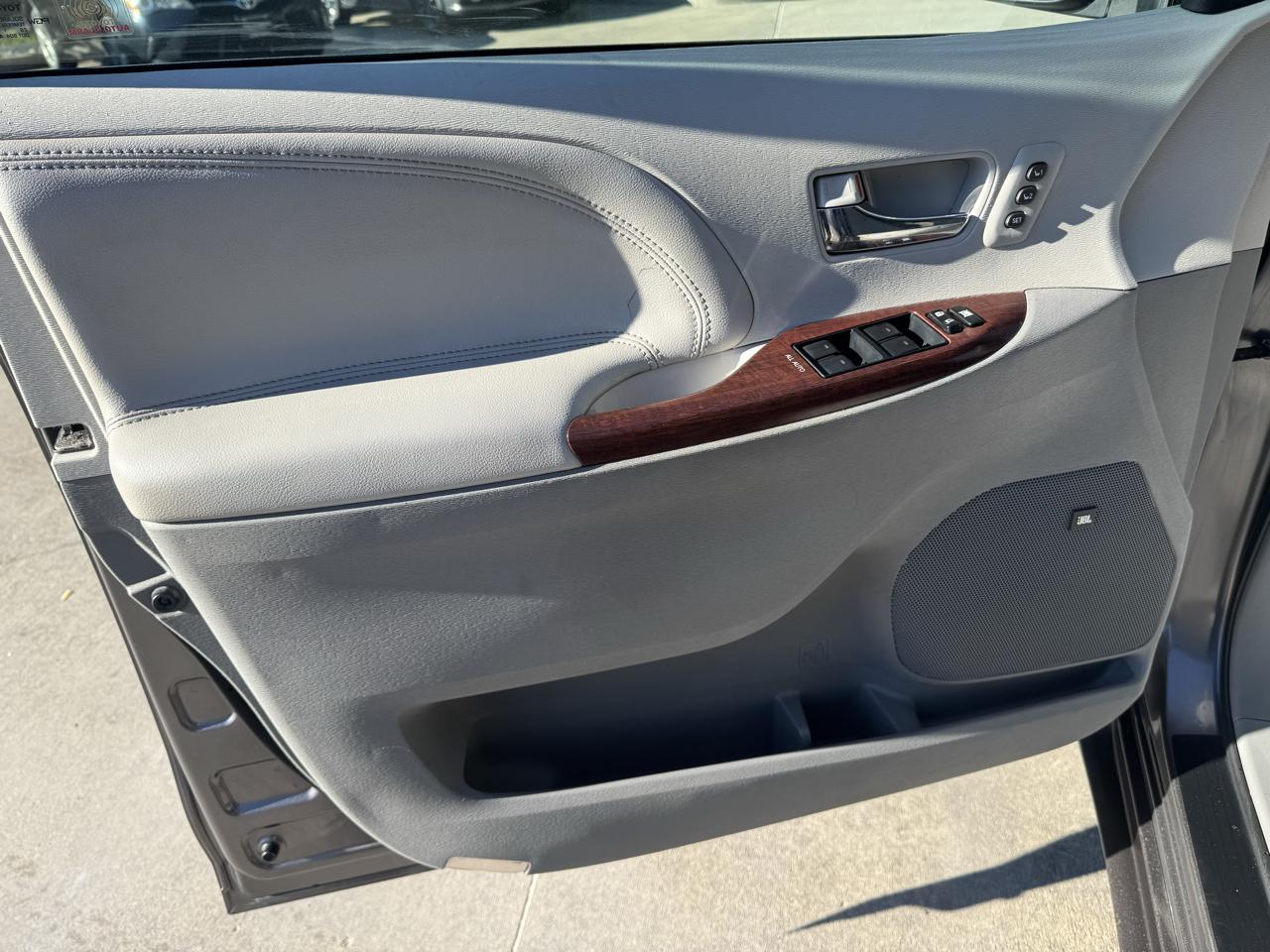 Toyota Sienna  2011