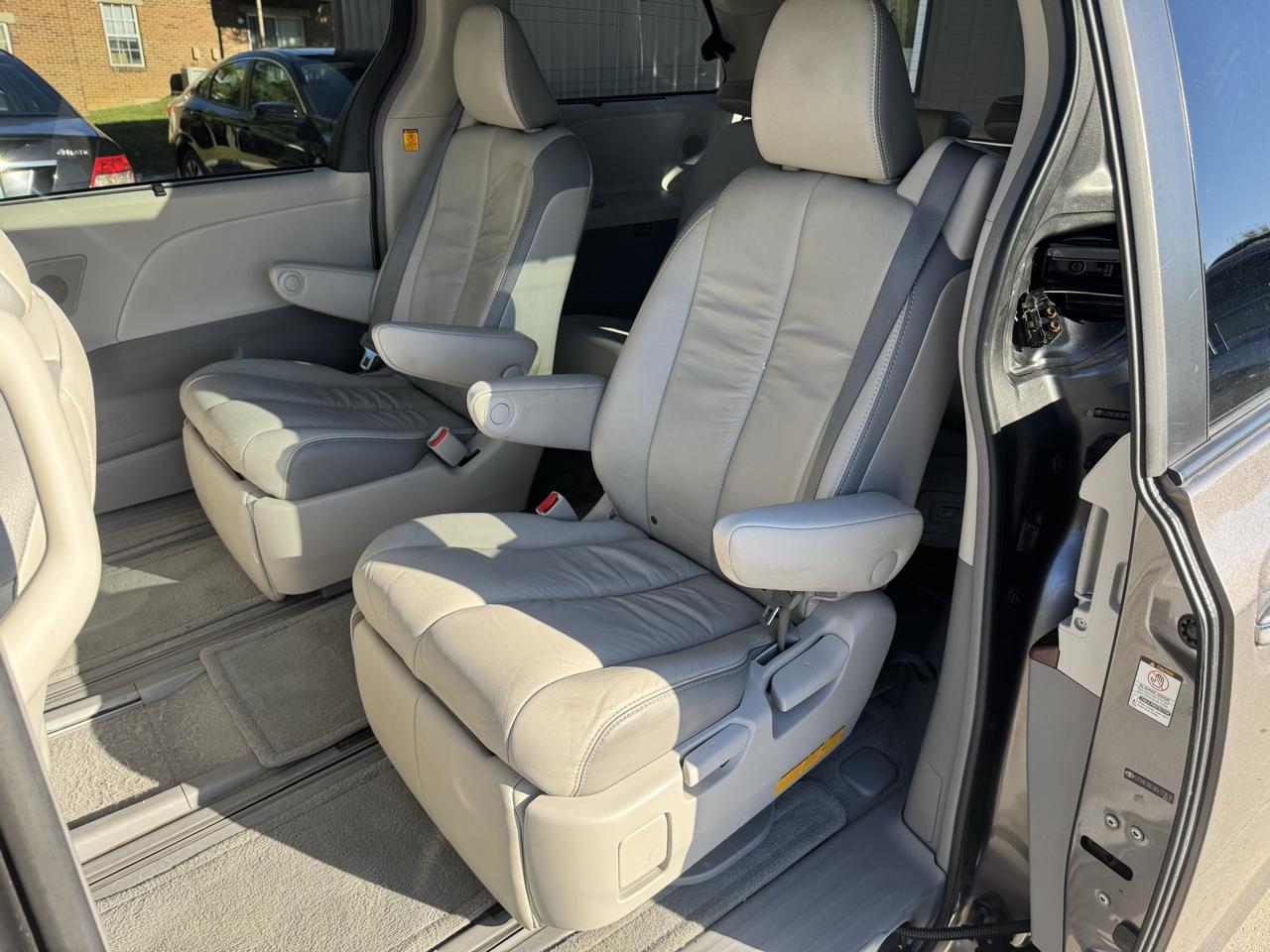 Toyota Sienna  2011