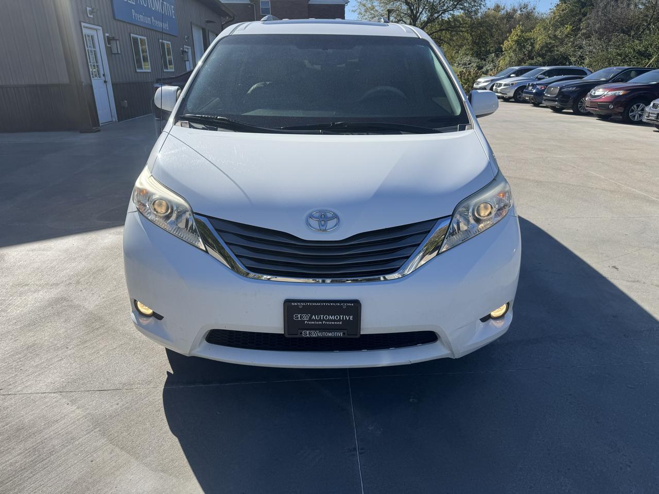 Toyota Sienna 5dr 7-Pass Van V6 XLE AAS FWD (Natl) 2012