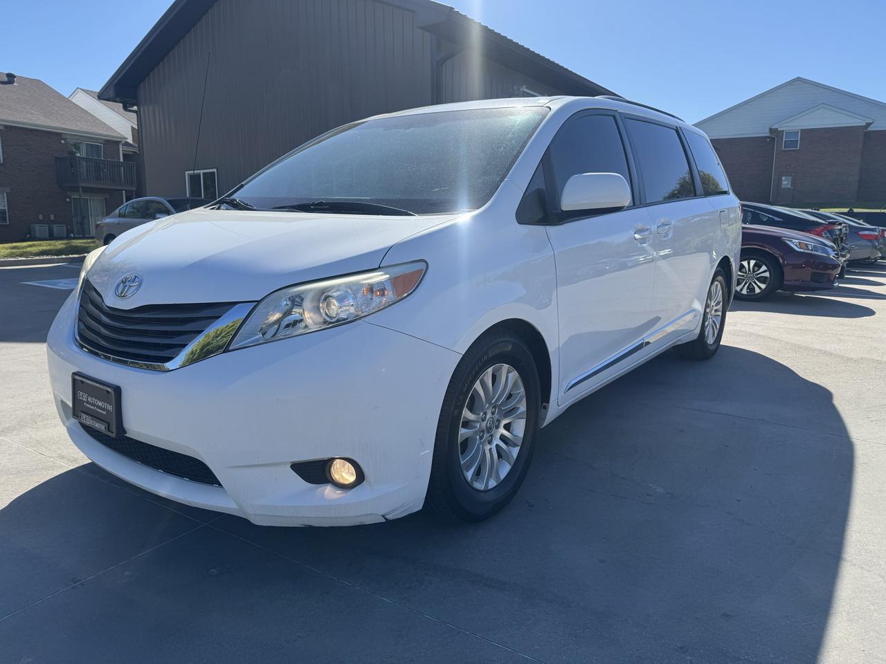 Toyota Sienna 5dr 7-Pass Van V6 XLE AAS FWD (Natl) 2012