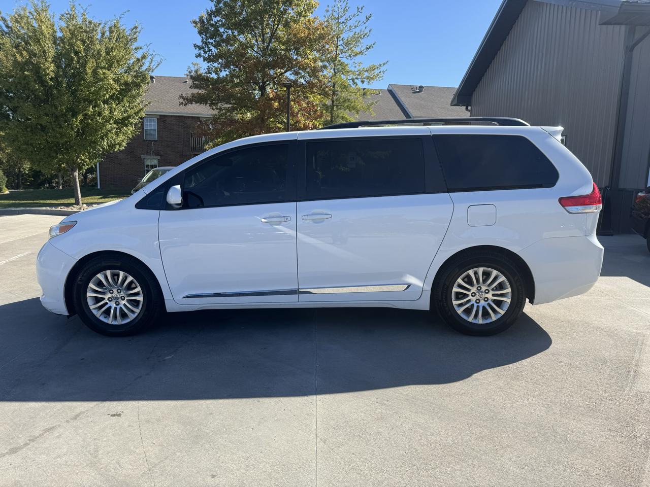 Toyota Sienna 5dr 7-Pass Van V6 XLE AAS FWD (Natl) 2012