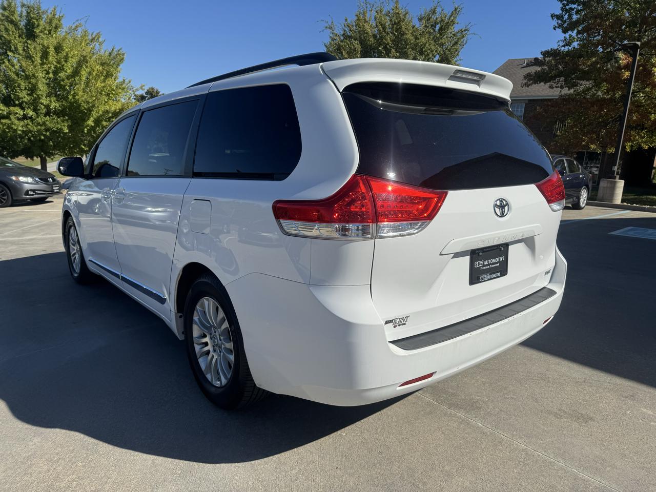 Toyota Sienna 5dr 7-Pass Van V6 XLE AAS FWD (Natl) 2012