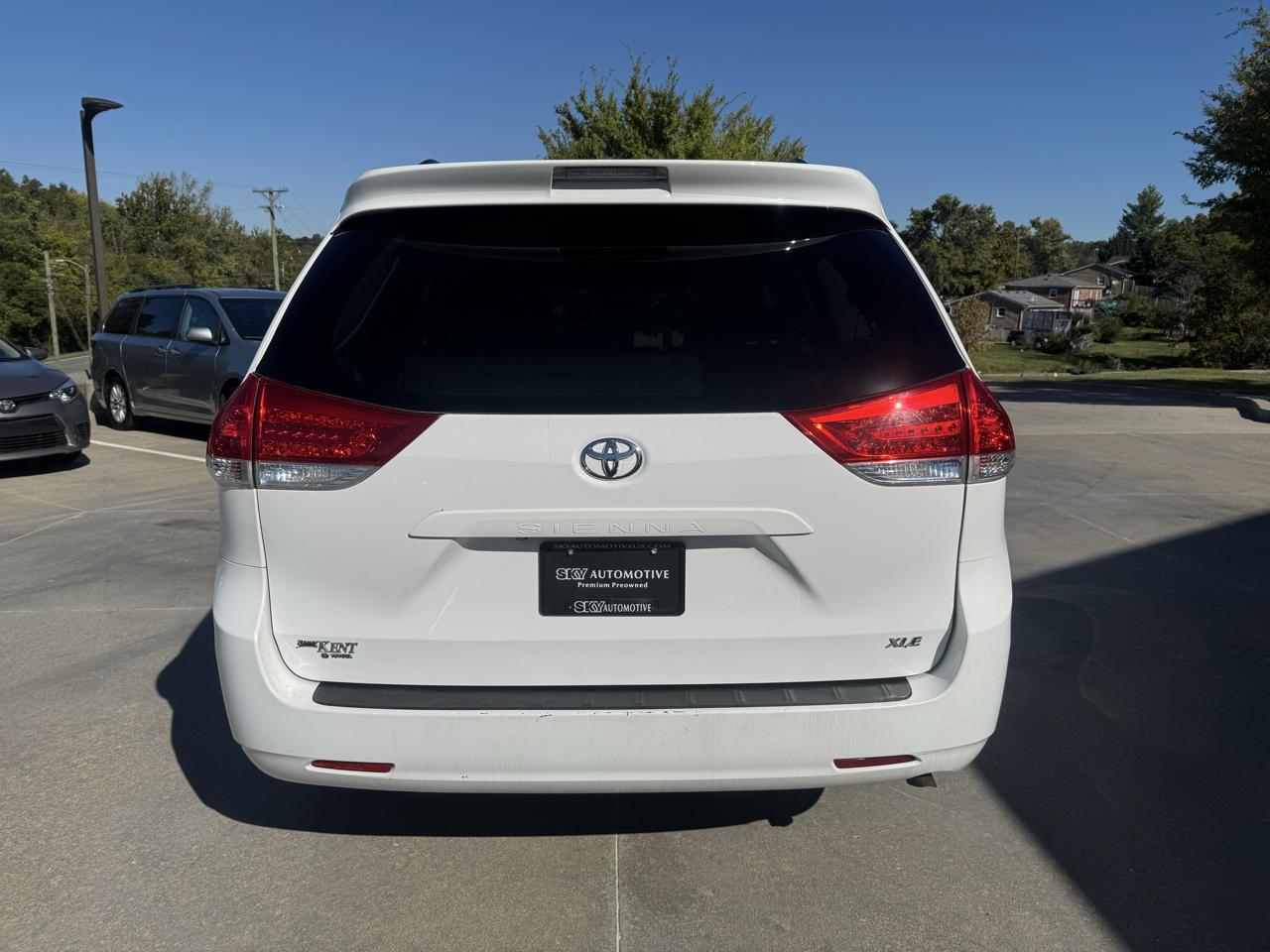 Toyota Sienna 5dr 7-Pass Van V6 XLE AAS FWD (Natl) 2012