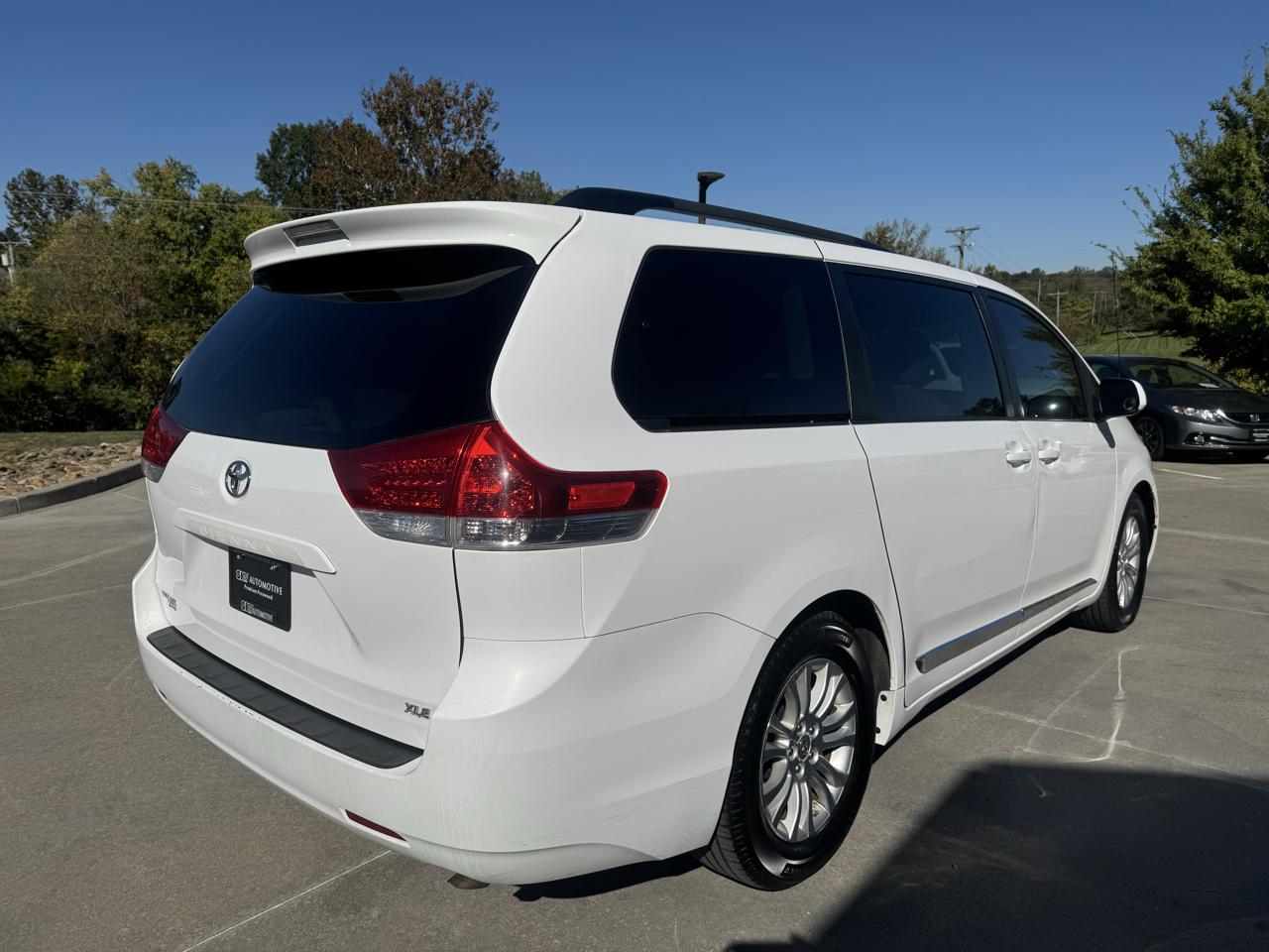 Toyota Sienna 5dr 7-Pass Van V6 XLE AAS FWD (Natl) 2012