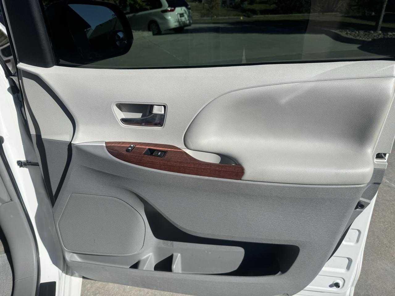 Toyota Sienna 5dr 7-Pass Van V6 XLE AAS FWD (Natl) 2012