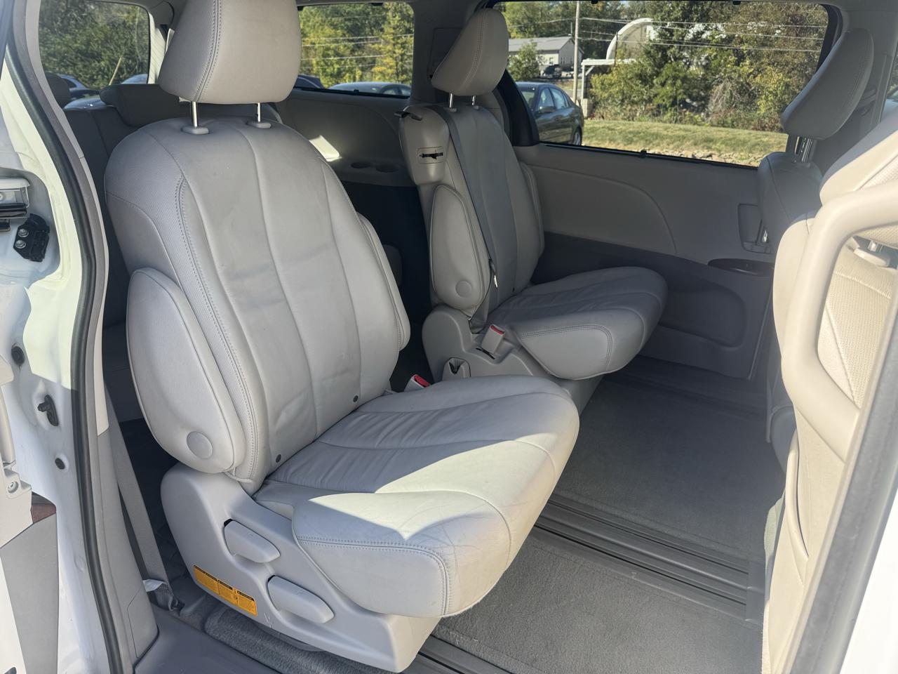 Toyota Sienna 5dr 7-Pass Van V6 XLE AAS FWD (Natl) 2012