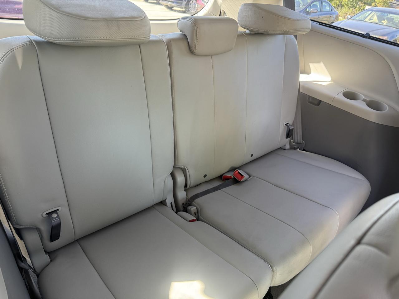 Toyota Sienna 5dr 7-Pass Van V6 XLE AAS FWD (Natl) 2012
