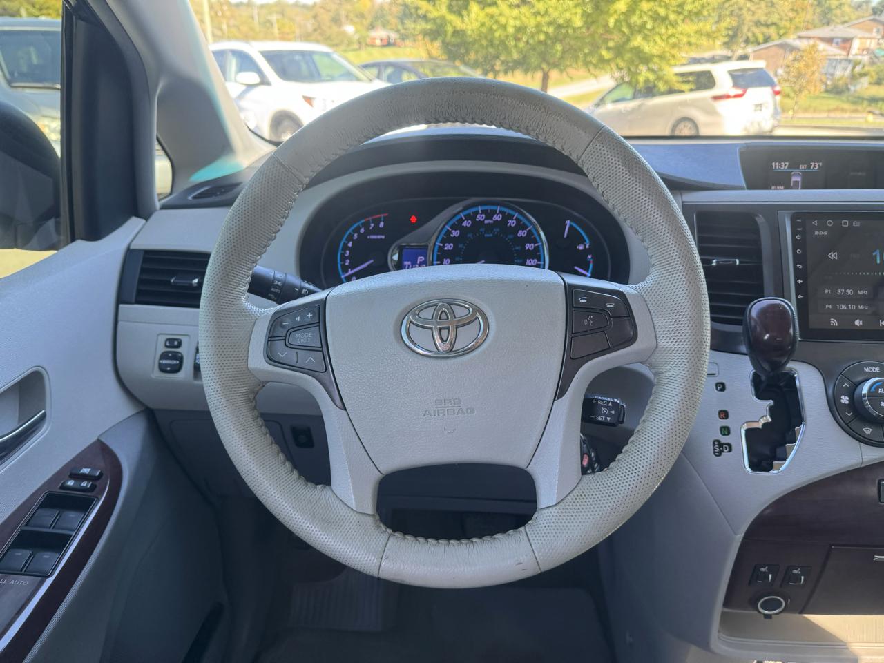Toyota Sienna 5dr 7-Pass Van V6 XLE AAS FWD (Natl) 2012
