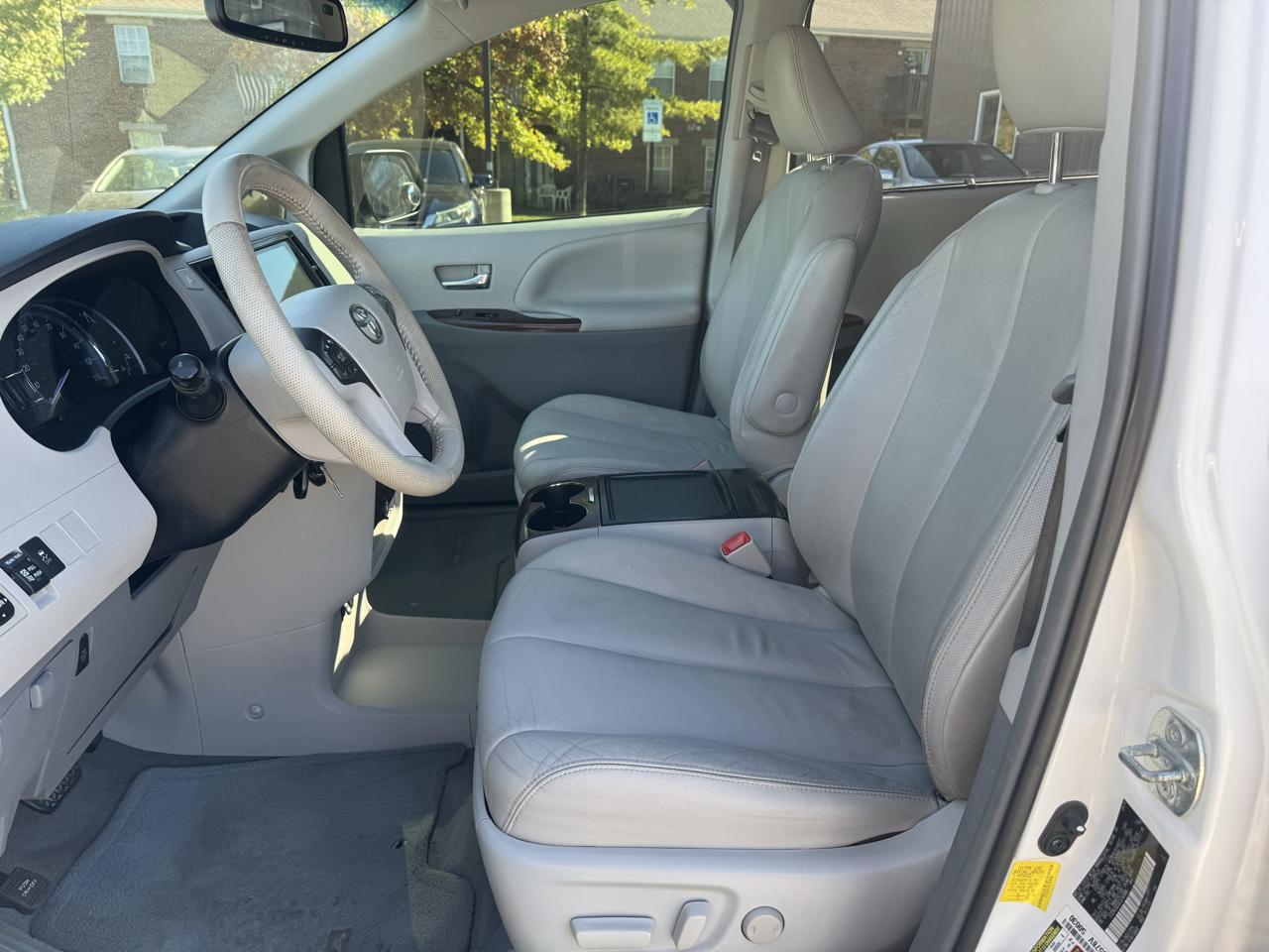 Toyota Sienna 5dr 7-Pass Van V6 XLE AAS FWD (Natl) 2012