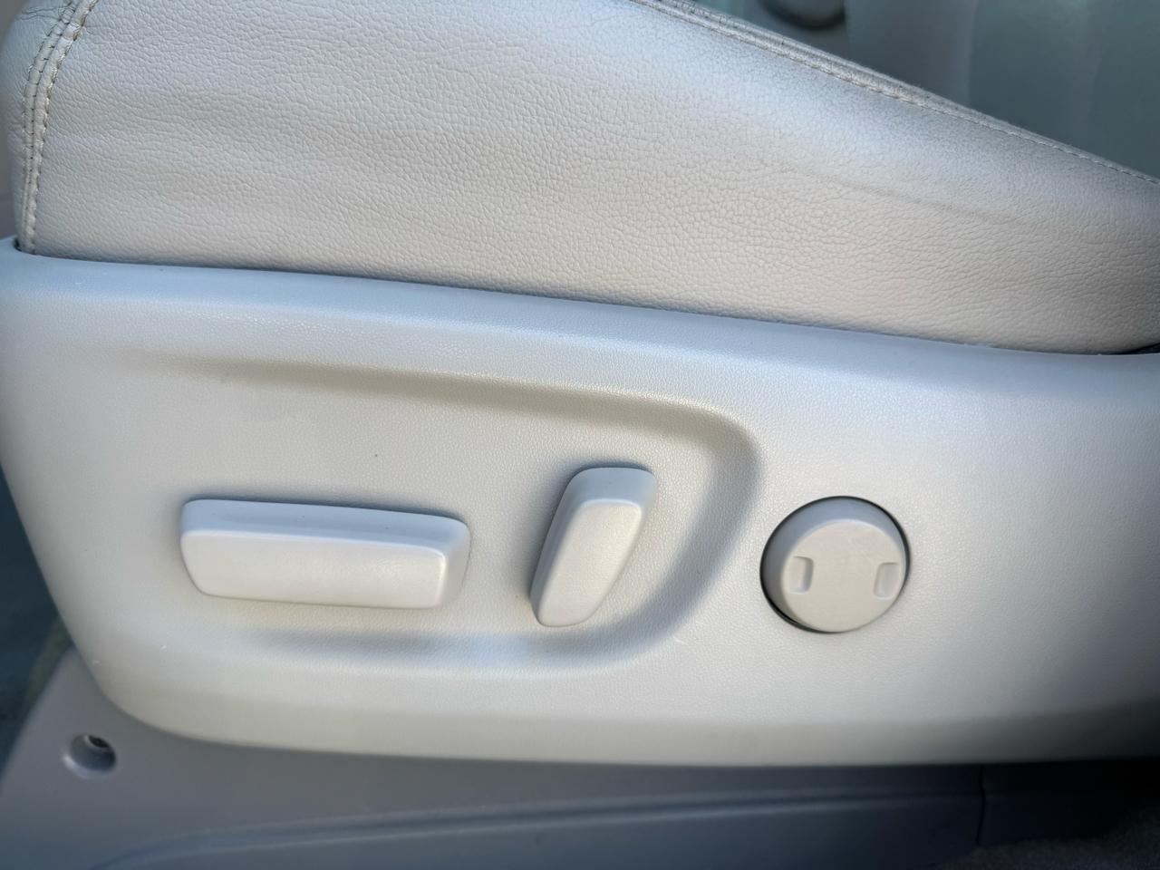 Toyota Sienna 5dr 7-Pass Van V6 XLE AAS FWD (Natl) 2012