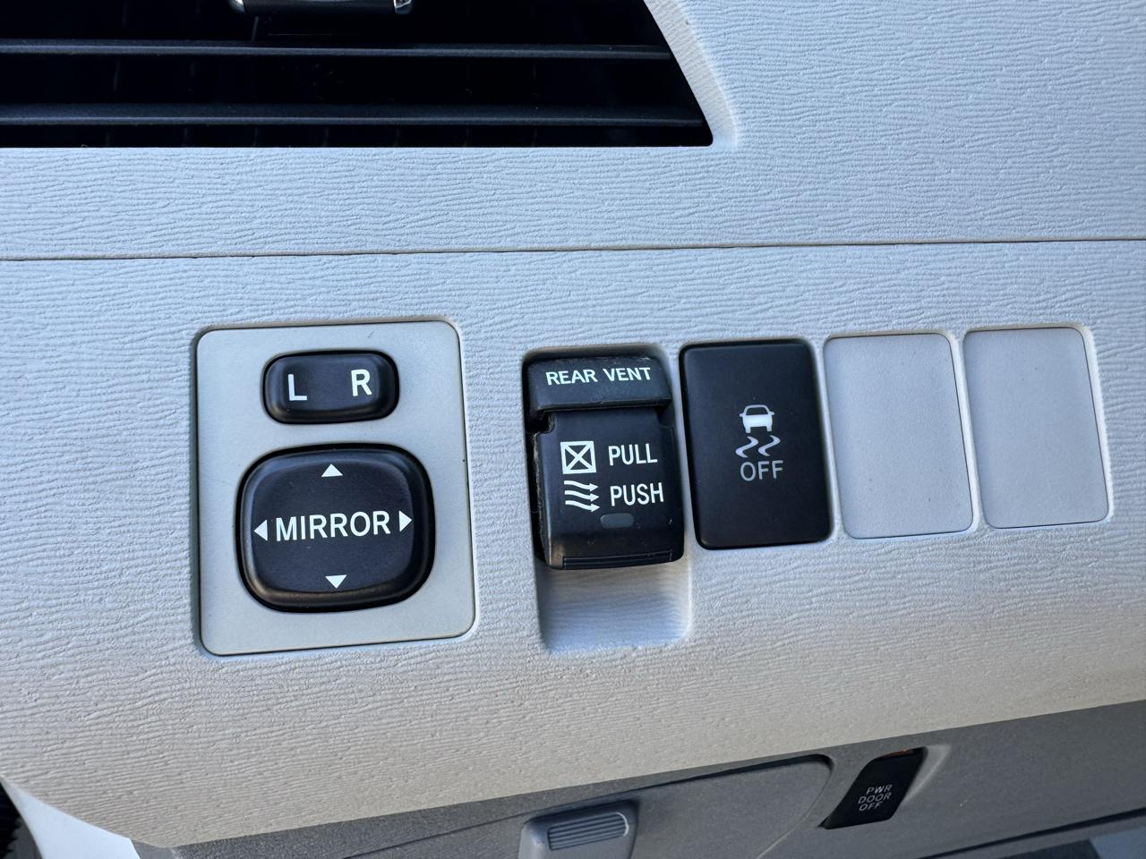 Toyota Sienna 5dr 7-Pass Van V6 XLE AAS FWD (Natl) 2012