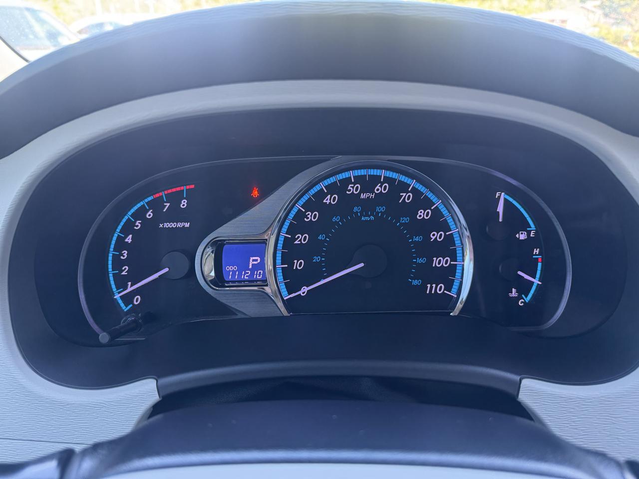 Toyota Sienna 5dr 7-Pass Van V6 XLE AAS FWD (Natl) 2012