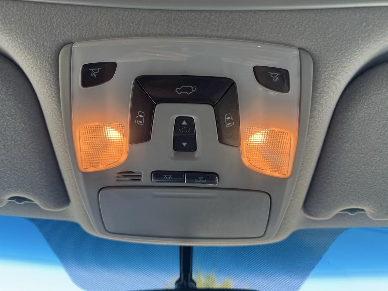 Toyota Sienna 5dr 7-Pass Van V6 XLE AAS FWD (Natl) 2012