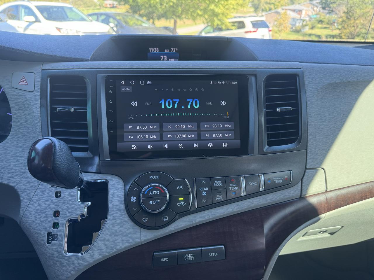 Toyota Sienna 5dr 7-Pass Van V6 XLE AAS FWD (Natl) 2012