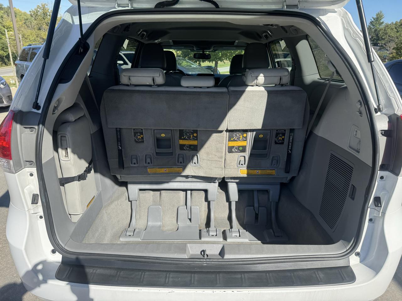 Toyota Sienna 5dr 7-Pass Van V6 XLE AAS FWD (Natl) 2012