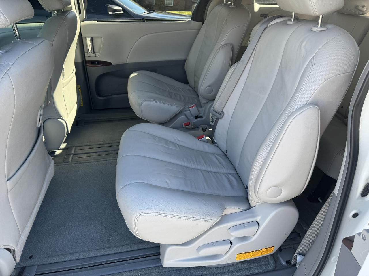 Toyota Sienna 5dr 7-Pass Van V6 XLE AAS FWD (Natl) 2012