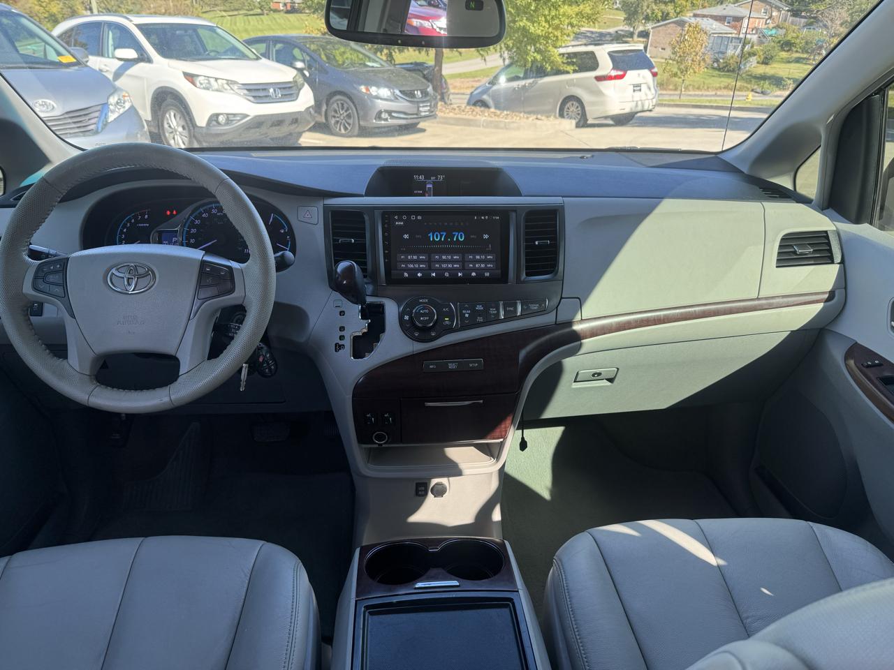 Toyota Sienna 5dr 7-Pass Van V6 XLE AAS FWD (Natl) 2012
