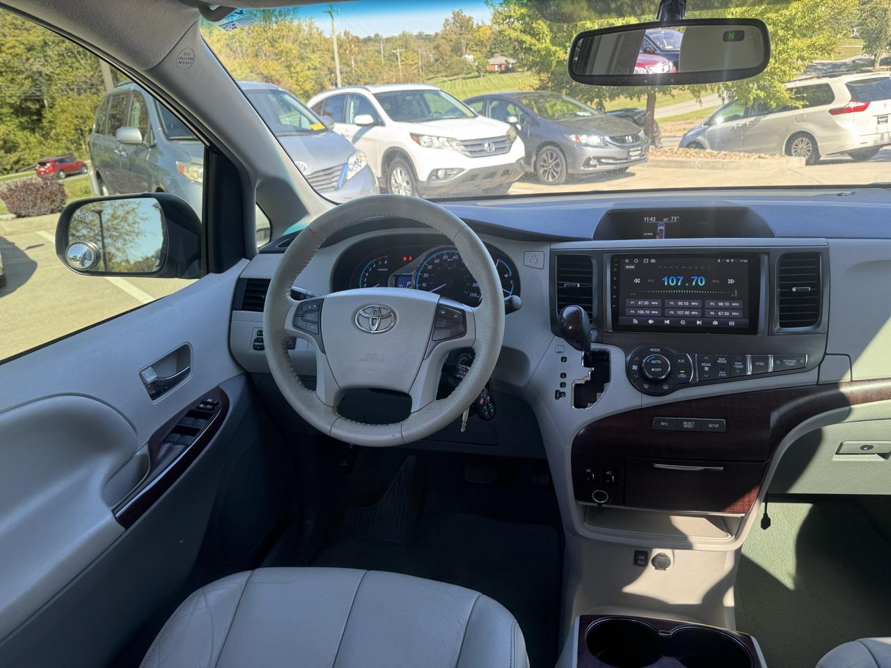 Toyota Sienna 5dr 7-Pass Van V6 XLE AAS FWD (Natl) 2012