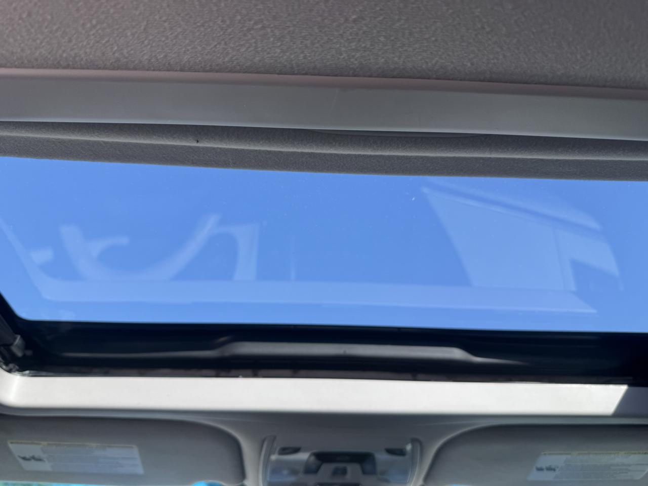 Toyota Sienna 5dr 7-Pass Van V6 XLE AAS FWD (Natl) 2012