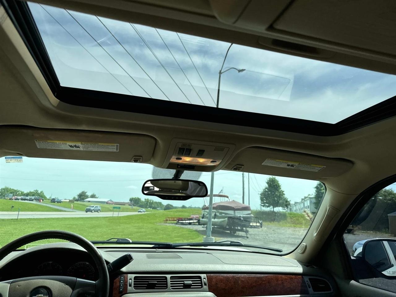 Chevrolet Suburban 2WD 4dr LTZ 2014