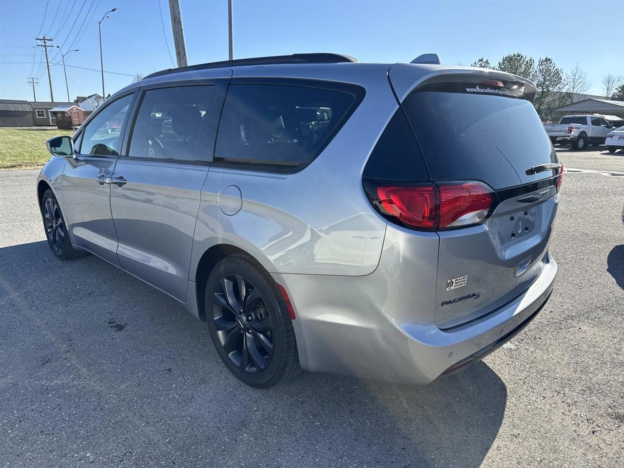 Chrysler Pacifica Touring FWD 2020
