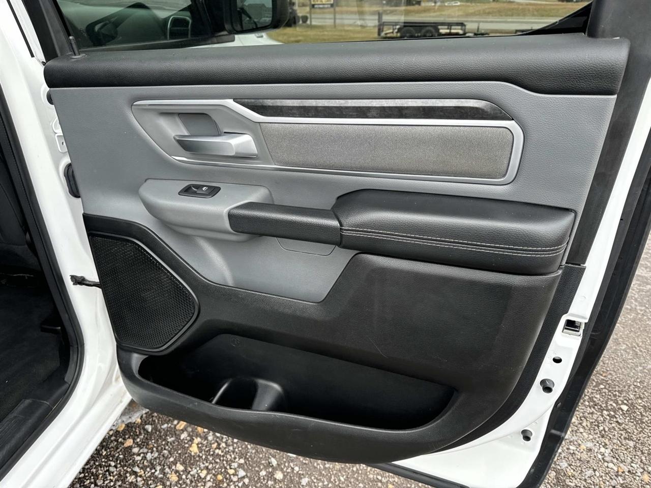 RAM 1500 Big Horn 4x4 Crew Cab 5'7" Box 2020