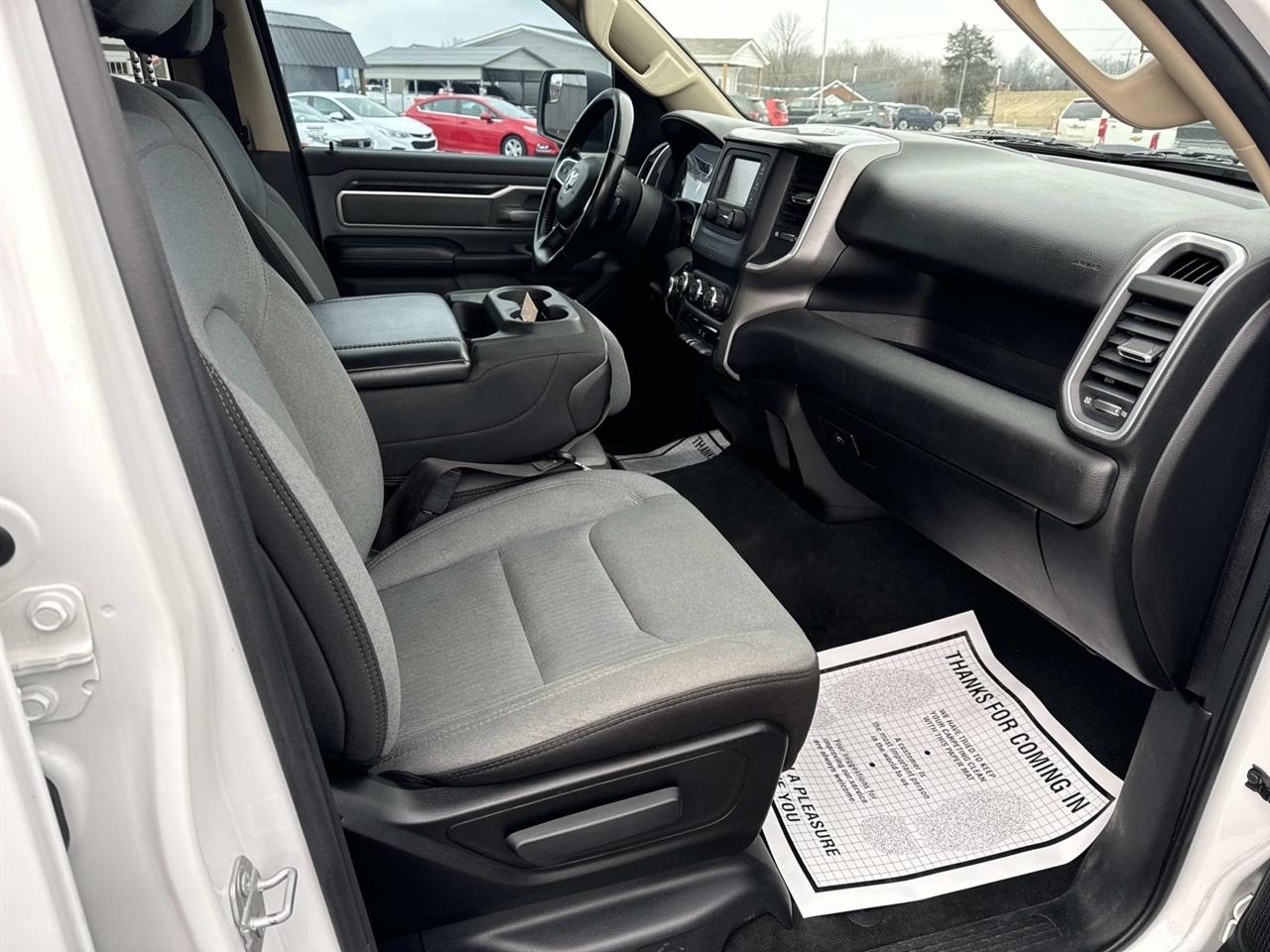 RAM 1500 Big Horn 4x4 Crew Cab 5'7" Box 2020