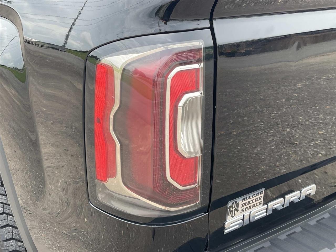 GMC Sierra 1500 4WD Crew Cab 143.5" SLT 2018
